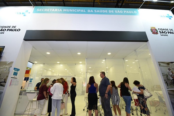#PraCegoVer: Fotografia do estande da Secretaria Municipal da Saúde, no evento da CIOSP